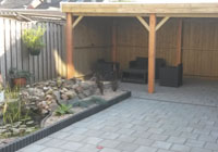 Tuin met grote overkapping